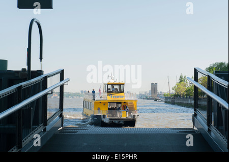 Hudson River ferry ziehen in das Terminal in Battery Park City, im unteren Manhattan, New York City. Stockfoto