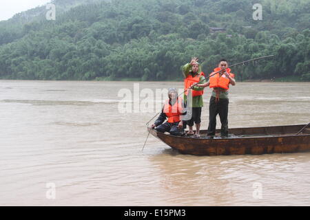 Zhangzhou. 23. Mai 2014. Retter suchen nach vermissten Personen am Jiulong River, in der Grafschaft Hua'an, Südosten Chinas Provinz Fujian, 23. Mai 2014. Drei Personen wurden bestätigt Tote und vier noch fehlen nach ein Sightseeing-Bus in den Jiulong-Fluss im Hua'an am Freitag fiel. Auf dem Bus, einschließlich einen Fahrer, einen Reiseleiter und 24 Touristen aus Taiwan gab es 26 Personen. Bildnachweis: Xinhua/Alamy Live-Nachrichten Stockfoto