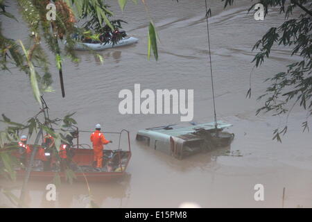 Zhangzhou. 23. Mai 2014. Retter suchen nach vermissten Personen am Jiulong River, in der Grafschaft Hua'an, Südosten Chinas Provinz Fujian, 23. Mai 2014. Drei Personen wurden bestätigt Tote und vier noch fehlen nach ein Sightseeing-Bus in den Jiulong-Fluss im Hua'an am Freitag fiel. Auf dem Bus, einschließlich einen Fahrer, einen Reiseleiter und 24 Touristen aus Taiwan gab es 26 Personen. Bildnachweis: Xinhua/Alamy Live-Nachrichten Stockfoto