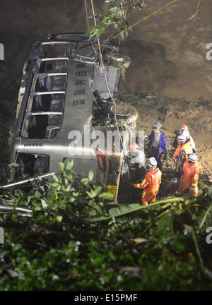 Zhangzhou. 23. Mai 2014. Retter rufen den Touristenbus, der in Jiulong River in der Grafschaft Hua'an, Südosten Chinas Provinz Fujian, 23. Mai 2014 fiel. Drei Personen wurden bestätigt Tote und vier noch fehlen nach ein Sightseeing-Bus in den Jiulong-Fluss im Hua'an am Freitag fiel. Auf dem Bus, einschließlich einen Fahrer, einen Reiseleiter und 24 Touristen aus Taiwan gab es 26 Personen. Bildnachweis: Xinhua/Alamy Live-Nachrichten Stockfoto