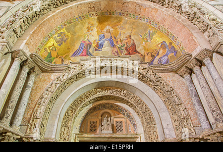 Venedig - Exterieur-Mosaik aus st.-Markus-Kathedrale über dem Hauptportal. Jesus, der König Stockfoto