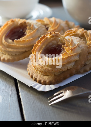 Deutsch-Ochsen-Auge Cookies auf einem Tisch Stockfoto