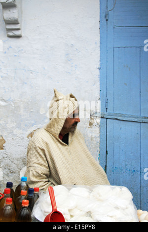 Traditionellen marokkanischen Mann tragen ein Djellaba zu Fuß in die Stadt Chefchaouen, Marokko Stockfoto