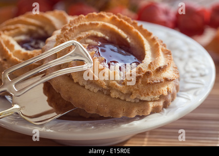 Deutsch-Ochsen-Auge Cookies auf den gedeckten Tisch Stockfoto