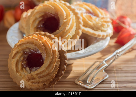 Deutsch-Ochsen-Auge Cookies auf den gedeckten Tisch Stockfoto