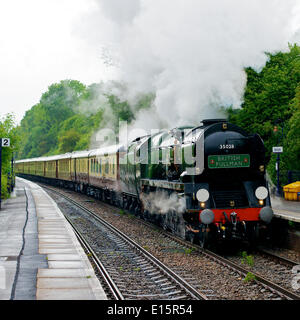 Betchworth, Dorking, Surrey. Freitag, 23. Mai 2014. Die Belmond British Pullman VS Orient Express Steam Locomotive BR (S) Handelsmarine Clan Line Klasse 4-6-2 Nr. 35028 rast durch die Surrey Hills im strömenden Regen bei Betchworth, Surrey, 1512hrs Freitag, 23. Mai auf dem Weg nach London Victoria. Credit: Foto von Lindsay Constable / Alamy Live News Stockfoto