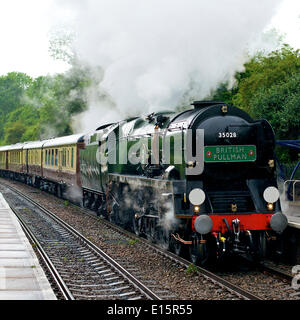 Betchworth, Dorking, Surrey. Freitag, 23. Mai 2014. Die Belmond British Pullman VS Orient Express Steam Locomotive BR (S) Handelsmarine Clan Line Klasse 4-6-2 Nr. 35028 rast durch die Surrey Hills im strömenden Regen bei Betchworth, Surrey, 1512hrs Freitag, 23. Mai auf dem Weg nach London Victoria. Credit: Foto von Lindsay Constable / Alamy Live News Stockfoto