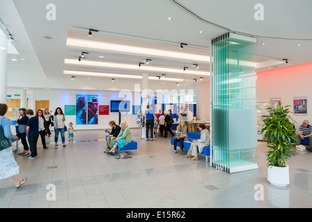 Die Hauptrezeption Foyer / N.P.L. im Hauptgebäude des National Physical Laboratory (NPL), Teddington. London. VEREINIGTES KÖNIGREICH. Stockfoto