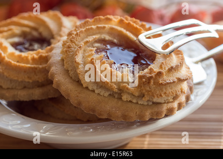 Deutsch-Ochsen-Auge Cookies auf den gedeckten Tisch Stockfoto