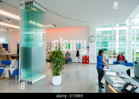 Die Hauptrezeption Foyer / N.P.L. im Hauptgebäude des National Physical Laboratory (NPL), Teddington. London. VEREINIGTES KÖNIGREICH. Stockfoto