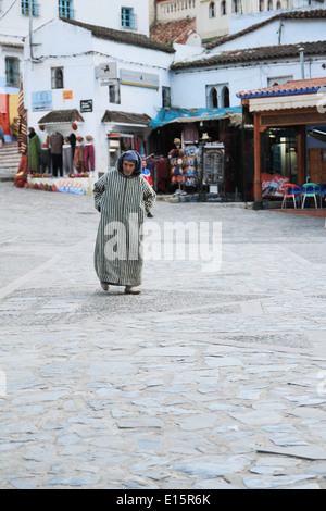 Traditionellen marokkanischen Mann tragen ein Djellaba zu Fuß in die Stadt Chefchaouen, Marokko Stockfoto