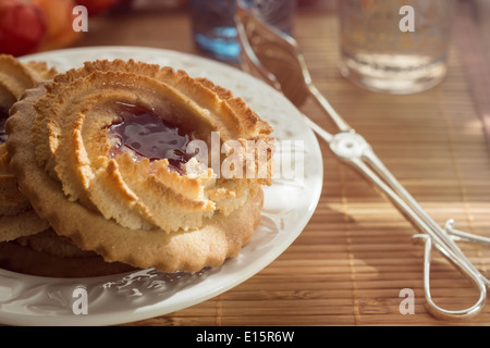 Deutsch-Ochsen-Auge Cookies auf den gedeckten Tisch Stockfoto