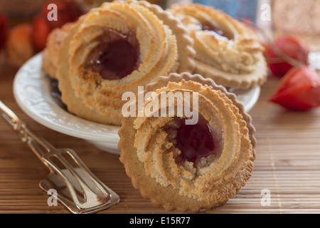 Deutsch-Ochsen-Auge Cookies auf den gedeckten Tisch Stockfoto