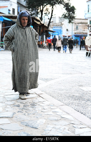 Traditionellen marokkanischen Mann tragen ein Djellaba zu Fuß in die Stadt Chefchaouen, Marokko Stockfoto