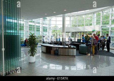 Die Hauptrezeption Foyer / N.P.L. im Hauptgebäude des National Physical Laboratory (NPL), Teddington. London. VEREINIGTES KÖNIGREICH. Stockfoto