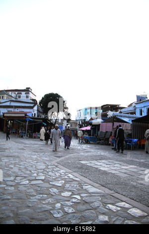 Traditionellen marokkanischen Mann tragen ein Djellaba zu Fuß in die Stadt Chefchaouen, Marokko Stockfoto