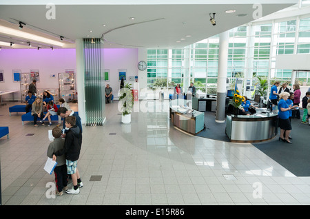 Die Hauptrezeption Foyer / N.P.L. im Hauptgebäude des National Physical Laboratory (NPL), Teddington. London. VEREINIGTES KÖNIGREICH. Stockfoto