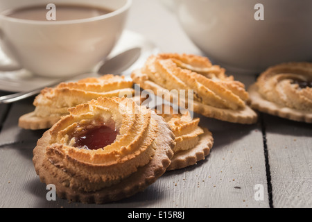 Deutsch-Ochsen-Auge Cookies auf den gedeckten Tisch Stockfoto