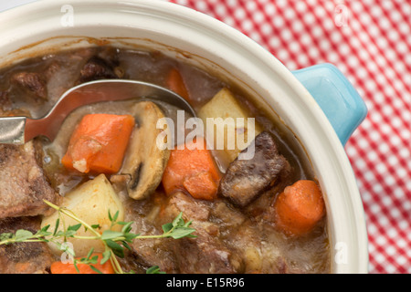 Schöne herzhafte Rindfleisch Eintopf mit Kartoffeln, Karotten und Pilze Stockfoto