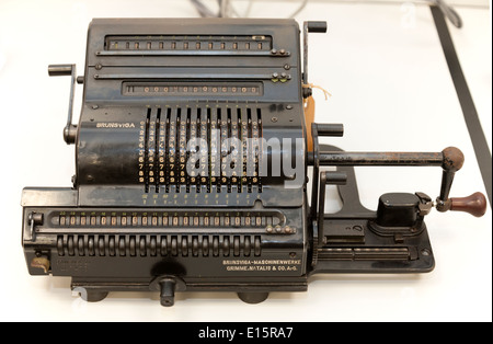 Brunsviga 13 RM mechanischen Tischrechner. Teil des National Physical Laboratory Sammlung, Teddington. Middlesex. VEREINIGTES KÖNIGREICH. Stockfoto