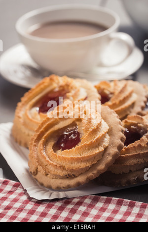 Deutsch-Ochsen-Auge Cookies auf den gedeckten Tisch Stockfoto