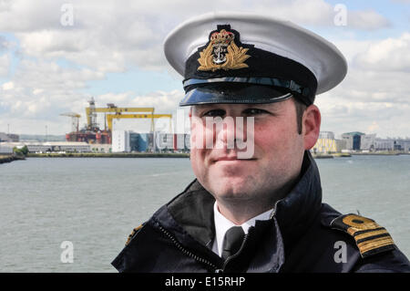 Belfast, Nordirland. 23. Mai 2014 - Lieutenant Commander Mark Quinn, Chief Weapons Officer von der Royal Navy Typ 23 Fregatte HMS Richmond, wer kommt ursprünglich aus Banbridge Credit: Stephen Barnes/Alamy Live News Stockfoto