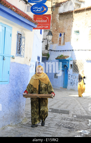 Alte Frauen tragen traditionelle Kleidung in Chefchaouen, Marokko Stockfoto