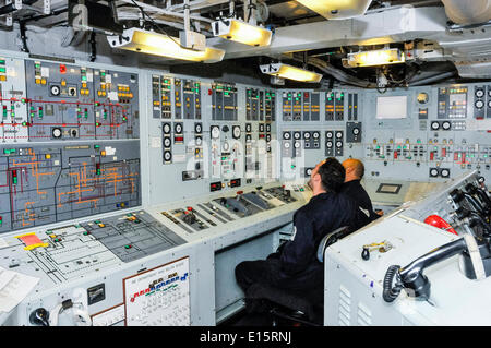 Belfast, Nordirland. 23. Mai 2014 - Engineering Kontrollraum der Royal Navy Typ 23 Fregatte HMS Richmond Credit: Stephen Barnes/Alamy Live News Stockfoto