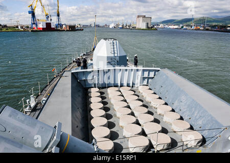 Belfast, Nordirland. 23. Mai 2014 - Segel Royal Navy Typ 23 Fregatte HMS Richmond in den Hafen von Belfast. Gesehen auf dem Vordeck sind 32 Seawolf-Rakete und eine 105mm Marinegeschütz. Kredit-Silos: Stephen Barnes/Alamy Live News Stockfoto