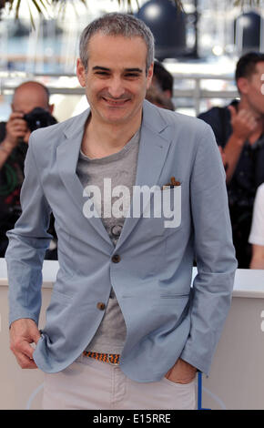 Cannes, Frankreich. 23. Mai 2014. Regisseur Olivier Assayas stellt bei einem Fototermin für den Film "Sils Maria" bei den 67. Filmfestspielen in Cannes, Frankreich, 23. Mai 2014. Bildnachweis: Chen Xiaowei/Xinhua/Alamy Live-Nachrichten Stockfoto