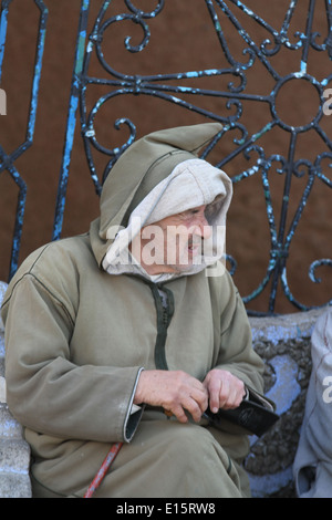 Traditionellen marokkanischen Mann tragen ein Djellaba zu Fuß in die Stadt Chefchaouen, Marokko Stockfoto