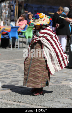 Alte Frauen tragen traditionelle Kleidung in Chefchaouen, Marokko Stockfoto