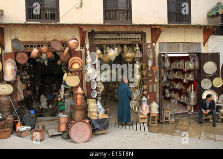 Traditionellen marokkanischen Mann in einen Souvenir-Shop in der Stadt Fes Stockfoto