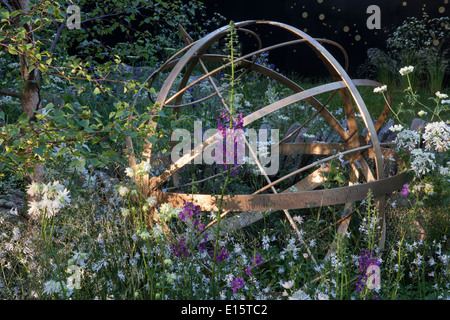 Englischer Landhausgarten mit Sonnenuhr aus Kupfer und Blumenrand Betten blühend im Frühling Sommer UK Stockfoto