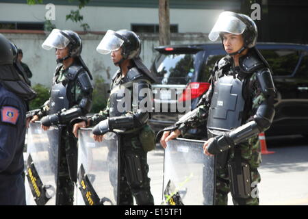 Bangkok, Thailand, 23. Mai 2014. Thai Richtlinien Wache stehen außerhalb eine militärische Verbindung bevor, ehemalige Premierministerin Yingluck Shinawatra Thailands herrschenden militärischen Bericht zu erstatten ankommt. Das Militär beschworen, das gesamte ehemalige Regierung und Mitglieder der politisch einflussreichen Familie Shinawatra einen Tag nachdem er Steuerung in einem unblutigen Staatsstreich beschlagnahmt. Bildnachweis: John Vincent/Alamy Live-Nachrichten Stockfoto