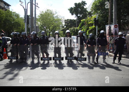 Bangkok, Thailand, 23. Mai 2014. Thai Richtlinien Wache stehen außerhalb eine militärische Verbindung bevor, ehemalige Premierministerin Yingluck Shinawatra Thailands herrschenden militärischen Bericht zu erstatten ankommt. Das Militär beschworen, das gesamte ehemalige Regierung und Mitglieder der politisch einflussreichen Familie Shinawatra einen Tag nachdem er Steuerung in einem unblutigen Staatsstreich beschlagnahmt. Bildnachweis: John Vincent/Alamy Live-Nachrichten Stockfoto