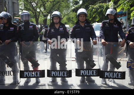 Bangkok, Thailand, 23. Mai 2014. Thai Richtlinien Wache stehen außerhalb eine militärische Verbindung bevor, ehemalige Premierministerin Yingluck Shinawatra Thailands herrschenden militärischen Bericht zu erstatten ankommt. Das Militär beschworen, das gesamte ehemalige Regierung und Mitglieder der politisch einflussreichen Familie Shinawatra einen Tag nachdem er Steuerung in einem unblutigen Staatsstreich beschlagnahmt. Bildnachweis: John Vincent/Alamy Live-Nachrichten Stockfoto