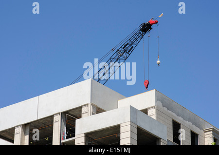 Gebäude im Bau mit Kran an der Spitze Stockfoto