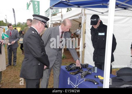 Duke of Kent Königlicher Besuch Devon County Show Exeter UK treffen bewaffnete Antwort Polizeieinheit prüft ihre Waffen Stockfoto