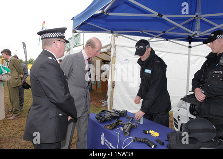 Duke of Kent Königlicher Besuch Devon County Show Exeter UK treffen bewaffnete Antwort Polizeieinheit prüft ihre Waffen Stockfoto