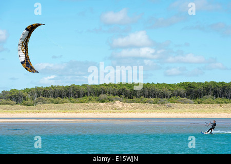 Talmont Saint-Hilaire (Departement Vendée): Kite-surfen Stockfoto