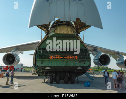Russische Antonov ein 124-100 schwere Transportflugzeug der Volga-Dnepr mit offenen Fracht Tor. Stockfoto