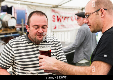 Stock, Essex. 23. Mai 2014. Zwei echte Bierfans probieren ein Pint Bier am Eröffnungstag DES HOOP BEER FESTIVALS. In den letzten zwanzig Jahren ist das Hoop Beer Festival in Stock Village zu einem jährlichen Ereignis geworden, das viele Bierliebhaber aus ganz Norwegen und Australien anzieht. Fotograf: Gordon Scammell/Alamy Live News Stockfoto