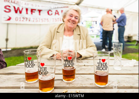 Lager, Essex. 23. Mai 2014.  Pat Crosby aus Billericay ist ein echtes Ale-Fan und ist ein regelmäßiger Besucher am Tag Eröffnung von THE HOOP Bierfest, Essex berühmtesten Kneipe Bier-Festival.  In den letzten zwanzig Jahren ist das Hoop Bierfest in Lager Dorf ein jährliches Ereignis, Zeichnung von Ernst Bier einzureden Folk geworden. Fotograf: Gordon Scammell/Alamy Live-Nachrichten Stockfoto