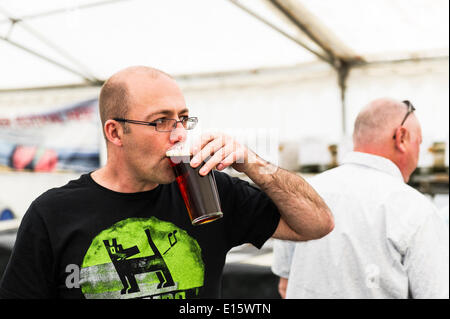 Lager, Essex. 23. Mai 2014.  Ein echtes Ale Fan genießt Verkostung einen Pint Bier am Tag Eröffnung von THE HOOP Bierfest, Essex berühmtesten Kneipe Bier-Festival.  In den letzten zwanzig Jahren ist das Hoop Bierfest in Lager Dorf ein jährliches Ereignis, Zeichnung von Ernst Bier einzureden Folk aus so weit weg wie Norwegen und Australien geworden.  Fotograf: Gordon Scammell/Alamy Live-Nachrichten Stockfoto