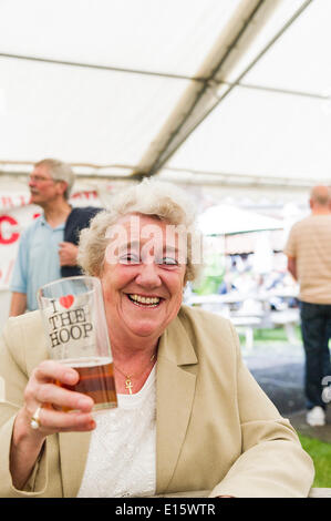 Lager, Essex. 23. Mai 2014.  Pat Crosby aus Billericay ist ein echtes Ale-Fan und ist ein regelmäßiger Besucher am Tag Eröffnung von THE HOOP Bierfest, Essex berühmtesten Kneipe Bier-Festival.  In den letzten zwanzig Jahren ist das Hoop Bierfest in Lager Dorf ein jährliches Ereignis, Zeichnung von Ernst Bier einzureden Folk geworden.  Fotograf: Gordon Scammell/Alamy Live-Nachrichten Stockfoto