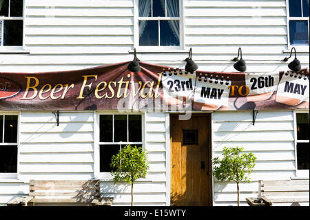 Lager, Essex. 23. Mai 2014.  Eine Banner-Werbung von THE HOOP Bierfest, Essex berühmteste Bierfest an der Vorderseite des Hoop Pub befestigt.  In den letzten zwanzig Jahren ist das Hoop Bierfest in Lager Dorf ein jährliches Ereignis, Zeichnung von Ernst Bier einzureden Folk aus so weit weg wie Norwegen und Australien geworden.  Fotograf: Gordon Scammell/Alamy Live-Nachrichten Stockfoto