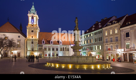 BRATISLAVA, Slowakei - 23. Januar 2014: Der Hauptplatz am Abend Dämmerung mit dem Rathaus und der Jesuitenkirche. Stockfoto