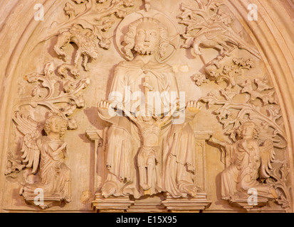 Bratislava - Heilige Dreifaltigkeit Relief, Detail aus St. Ann gotische Seitenkapelle von 14. Jhdt. in der Kathedrale von St. Martin Stockfoto