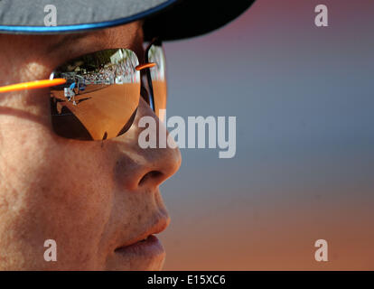 Düsseldorf, Deutschland. 23. Mai 2014. Der Center Court spiegelt sich in den Gläsern der Linienrichter während der ATP Tour bei den Rochusclub in Düsseldorf, 23. Mai 2014. Foto: Caroline Seidel/Dpa/Alamy Live News Stockfoto